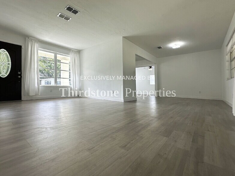 Building Photo - 8105 Santillo Dr