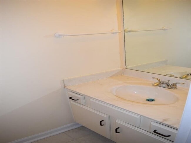 Building Photo - 2065 Vernon Commons