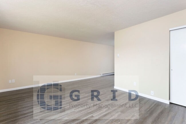 Building Photo - Gorgeous 2 Bedroom Apartment in Mt. Tabor!