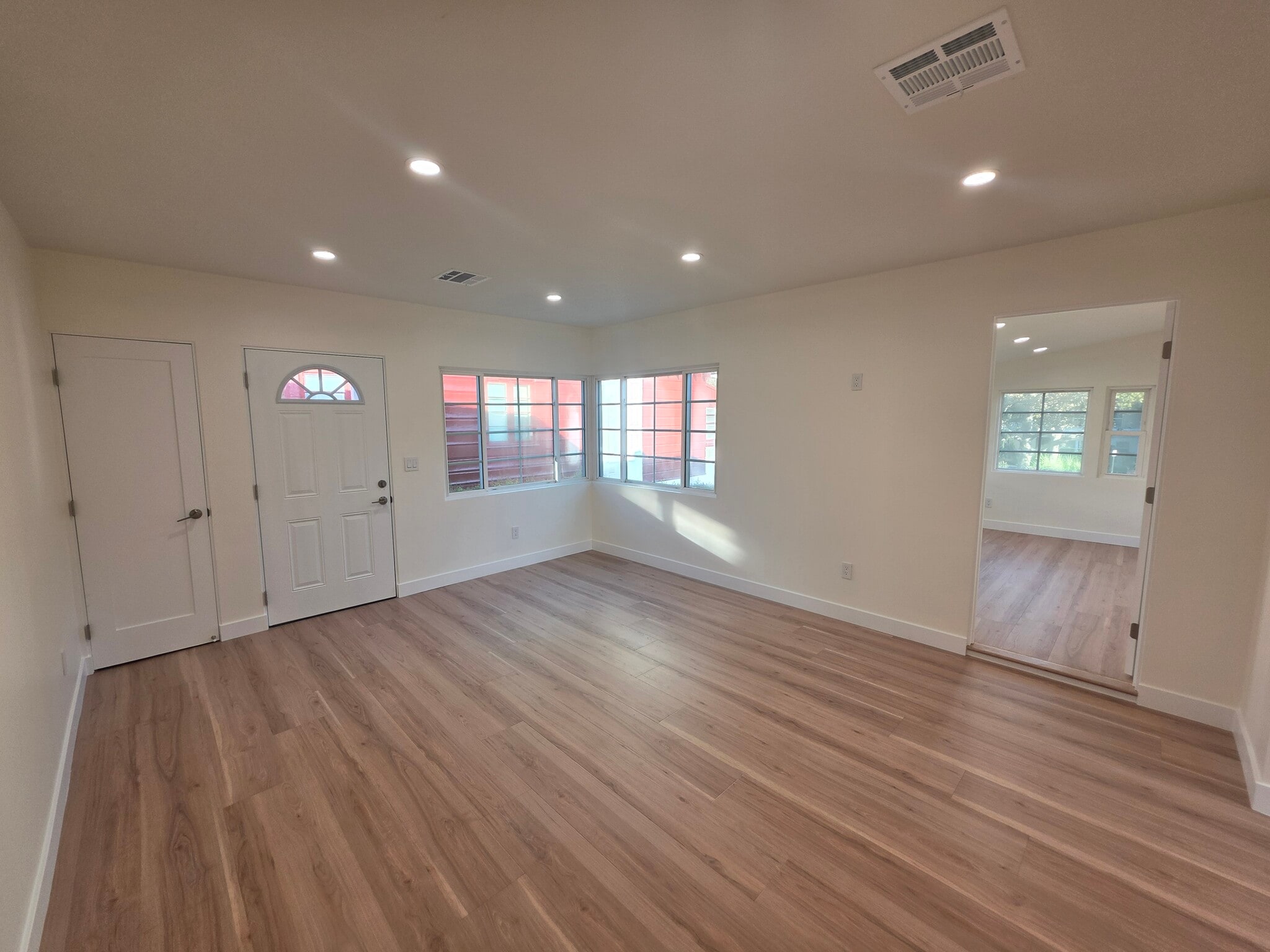 Building Photo - 2913 W Riverside Dr