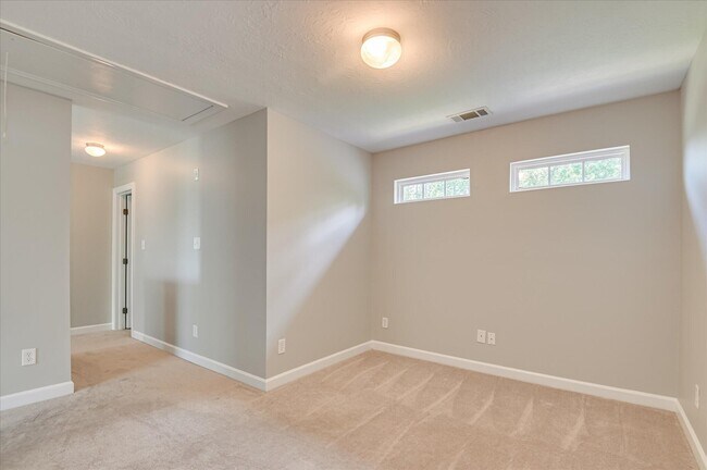 Building Photo - 158 Kenilworth Dr