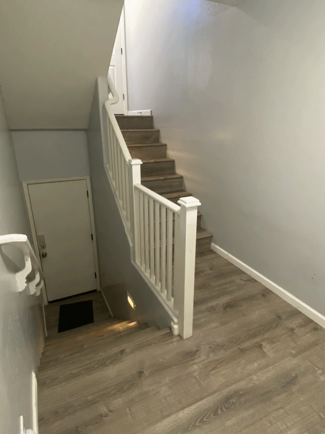 Building Photo - 330 S Farmer Ave