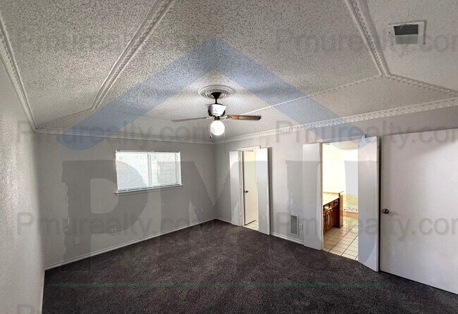 Building Photo - AVAILABLE NOW!!! Beautiful 3/2/2 house located in the desirable DeSoto area