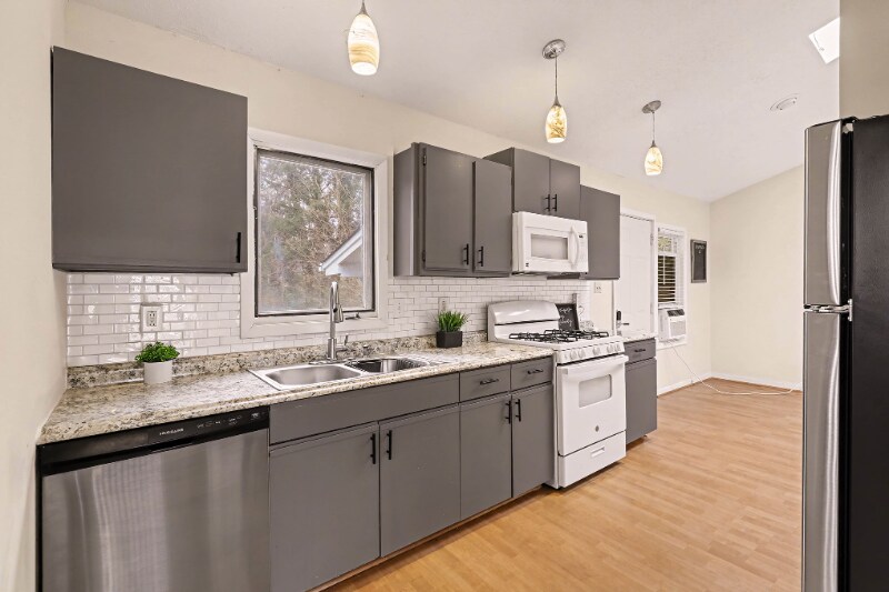 Building Photo - 205 Spring St