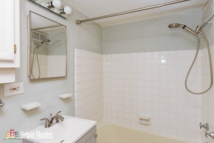 Building Photo - 429 W Wellington Ave