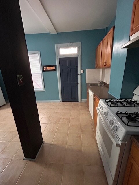 Kitchen - 979 N Lawrence St