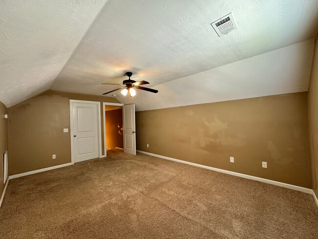 Building Photo - 3 bed/2 bath home with 1-car garage for re...
