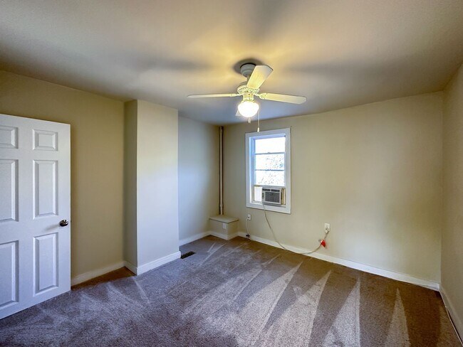 Building Photo - Bright 2 Bed 1 Bath Townhome w/ Den in But...