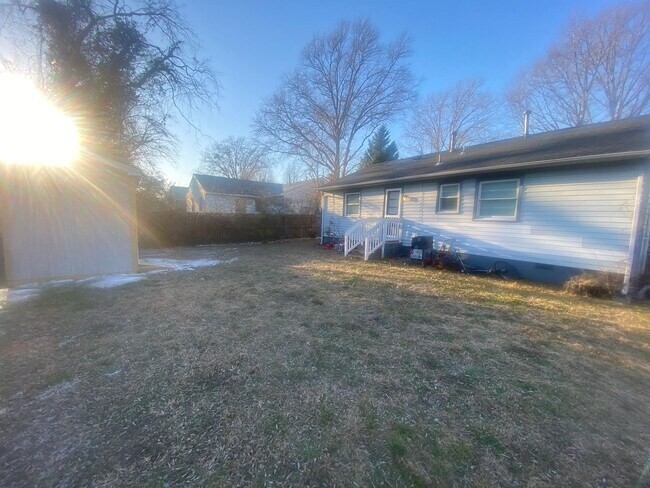 Building Photo - Cozy 3 Bedroom 1.5 Bathroom Ranch Located in Hampton VA