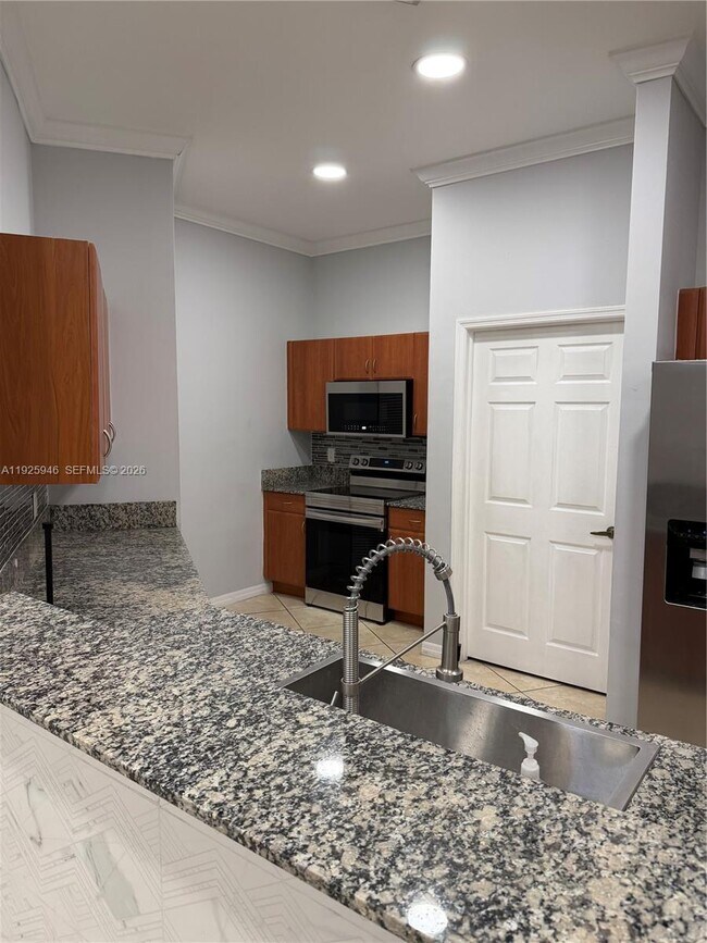 Building Photo - 2927 SW 18th Terrace