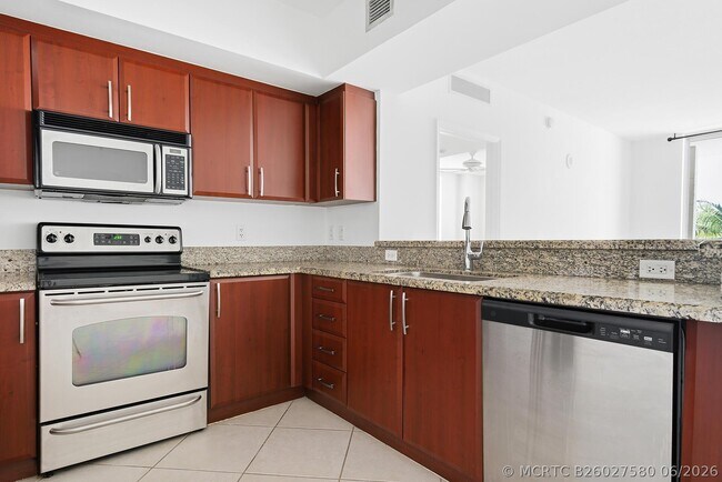 Building Photo - 403 S Sapodilla Ave