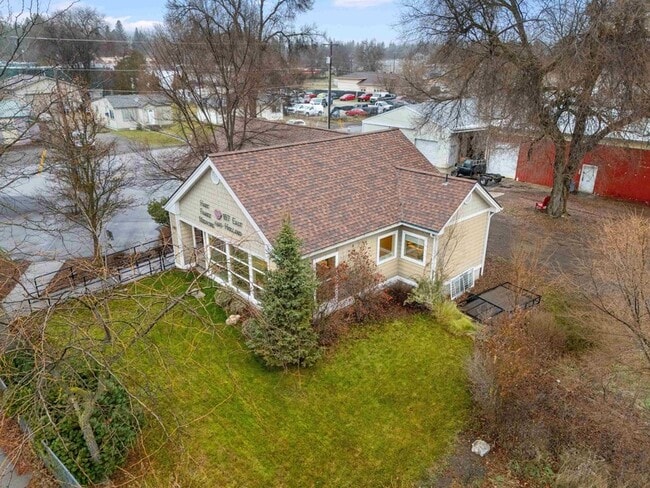 Building Photo - 107 E Holland Ave