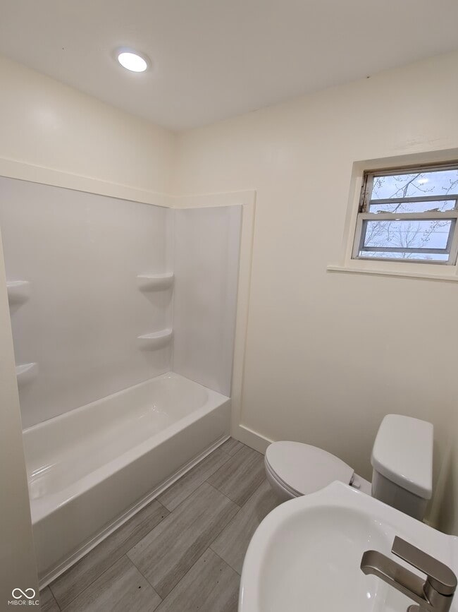 Building Photo - 2183 S Fairview Dr