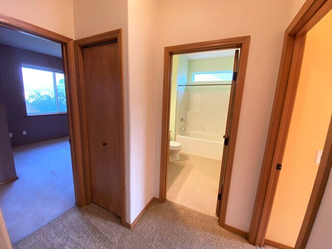 Building Photo - Large 3 Bed Home with Office, Fenced Yard,...