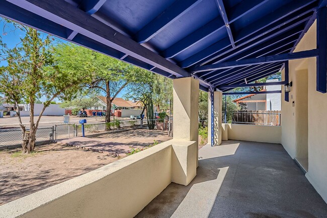 Building Photo - 1625 E 8th St