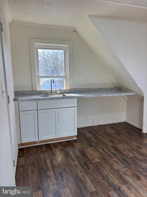 Building Photo - 722 W Stephen St