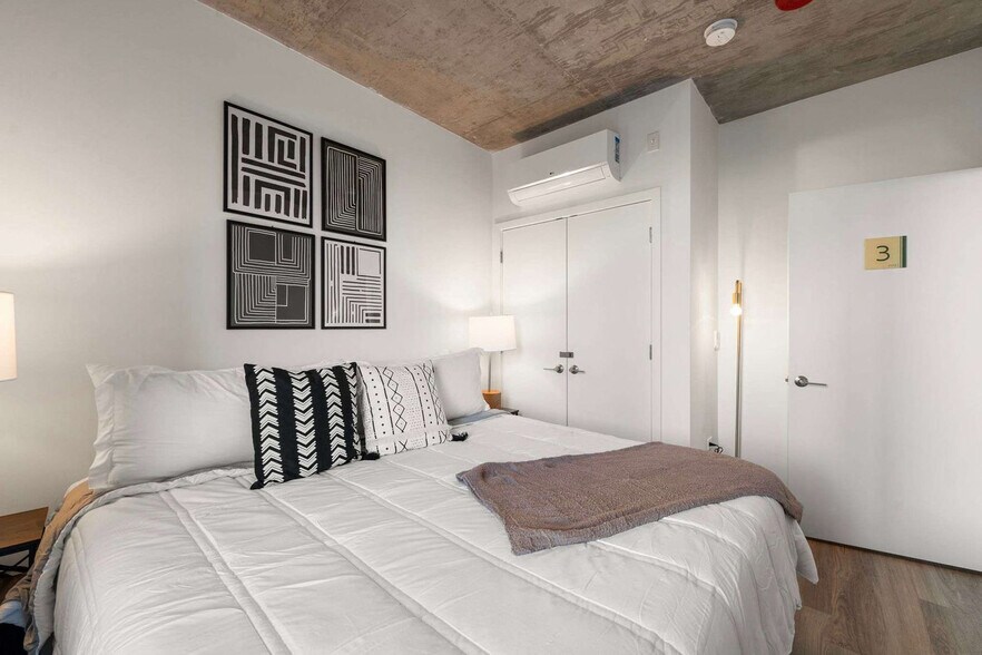 Building Photo - 853 W Blackhawk St