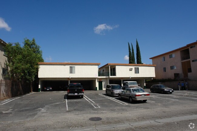 Building Photo - Churchill Court Apartments