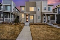 Building Photo - Available April 2026! 2 bed 2.5 bath townhouse!