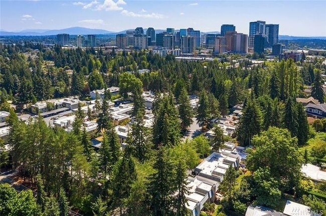 Super close to FB, Amazon, Microsoft and everything Bellevue Downtown has to offer - 1605 102nd Pl NE