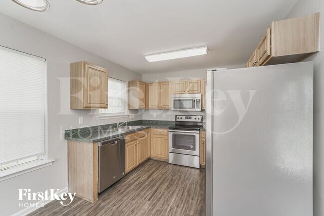 Building Photo - 916 Lakehill Rd