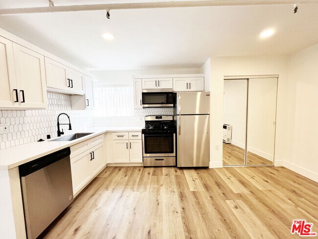 Building Photo - 11430 Cedar Ave