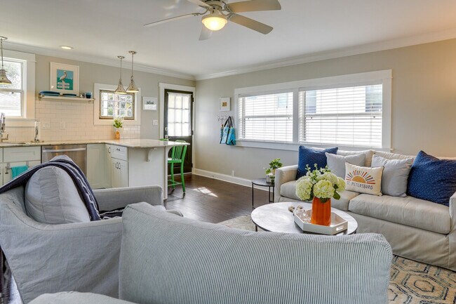 Building Photo - 202 10th Ave NE