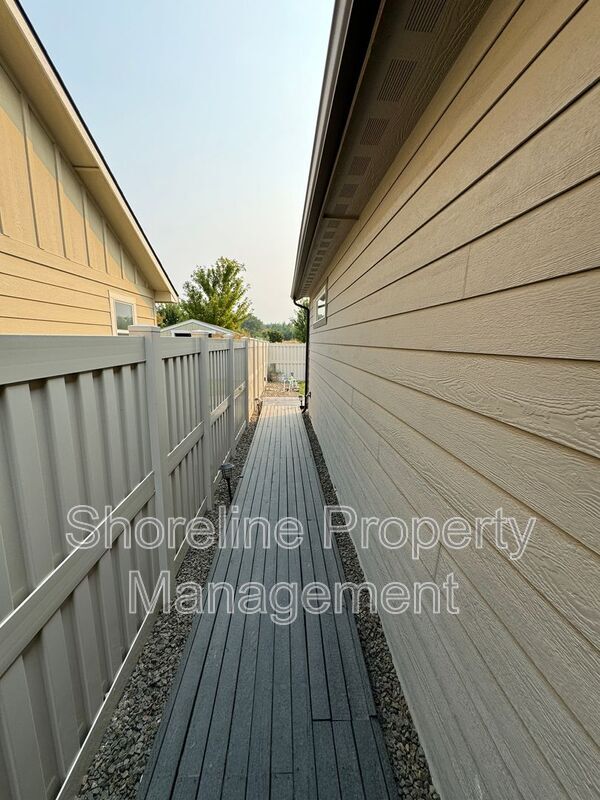 Building Photo - 511 Diamond Lake St