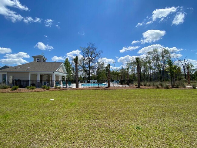 Building Photo - 5 Bedrooms, 3 Bathrooms in Richmond Hill P...