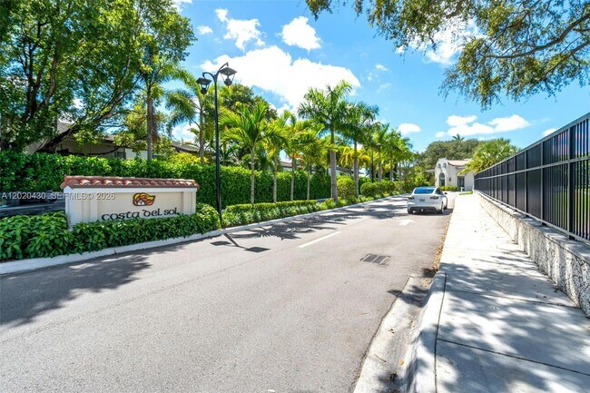 Building Photo - 3843 Alcantara Ave