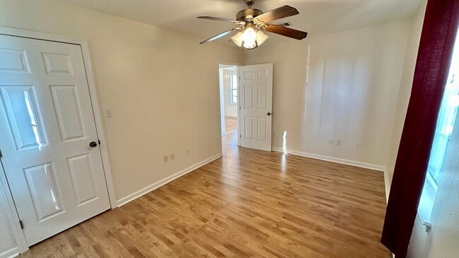 Building Photo - 413 Trist Pl