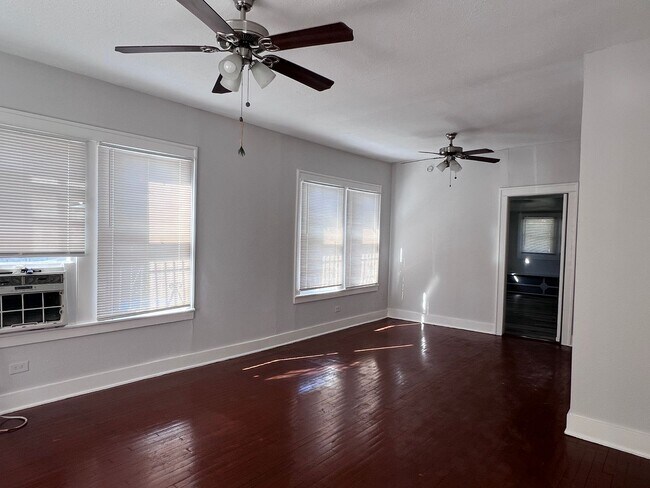 Building Photo - 215 Jennings Ave