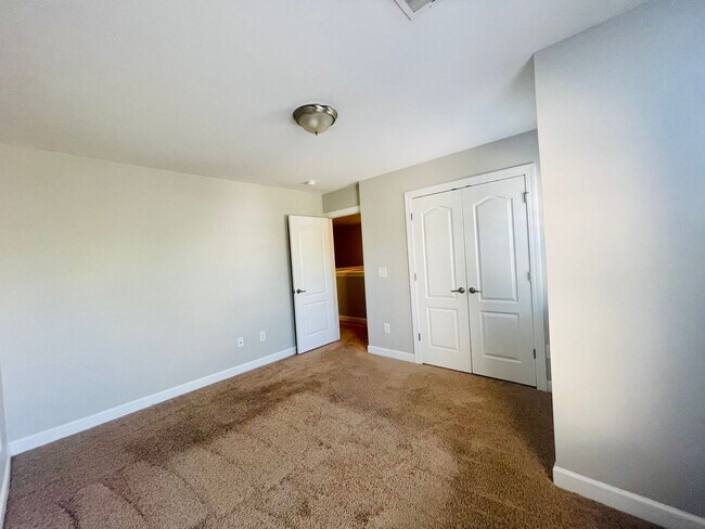 Building Photo - BRAND NEW FLOORING & FRESH PAINT - 3 Bedroom/2.5 Bath Townhome with garage in Wild Wing!
