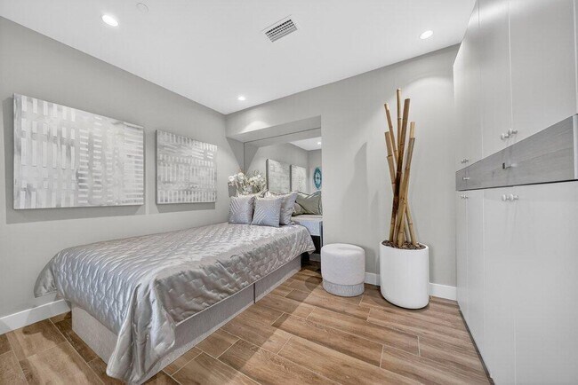 Building Photo - 41 SW Seminole St