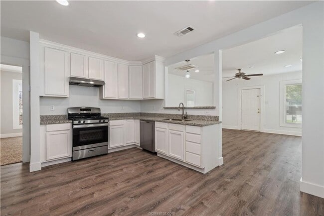 Building Photo - AUGUST PRE-LEASE!! Adorable 3/2 close to D...