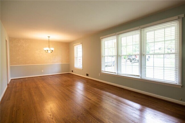 Building Photo - 2852 Talisman Ct NE
