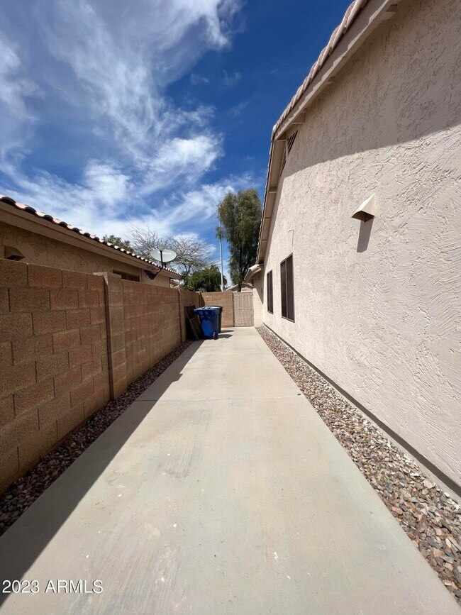 Building Photo - 1171 W Goldfinch Way