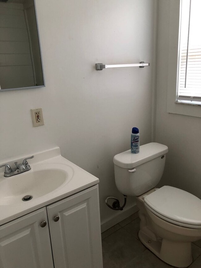 Building Photo - Quaint 2/1.5 bath home