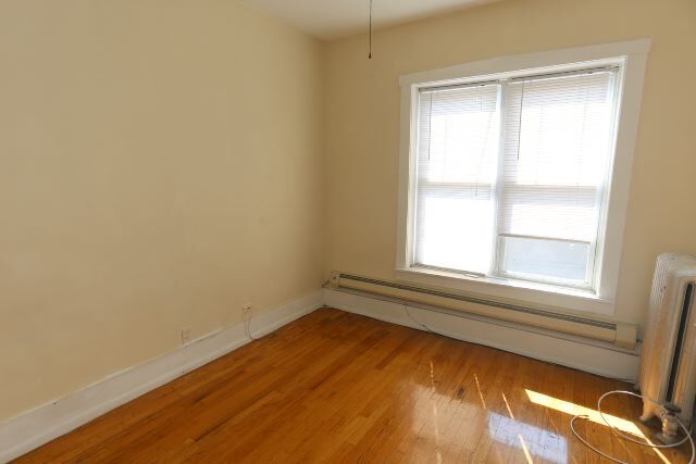 Building Photo - 954 W Cornelia Ave