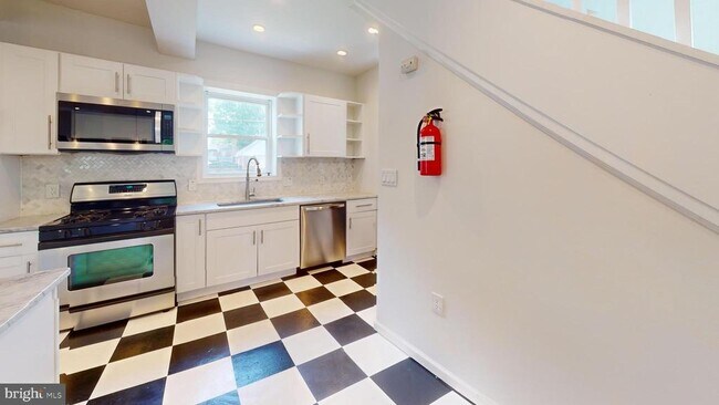 Building Photo - 452 Oakwood St SE