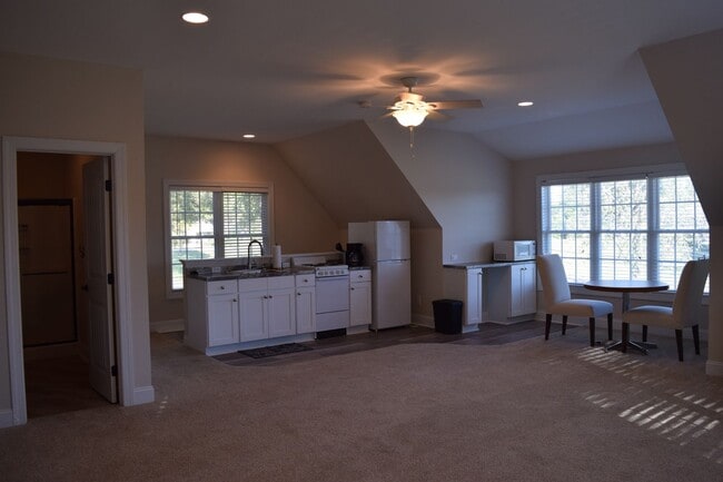 Building Photo - Lake Front 1 Bedroom Apartment - Large Garage & Boat Parking