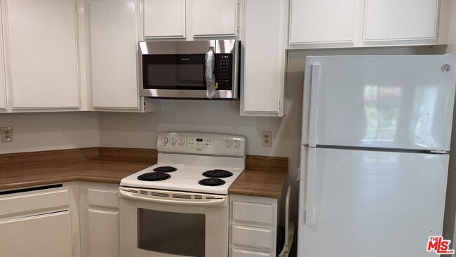 Building Photo - 4260 Vía Arbolada