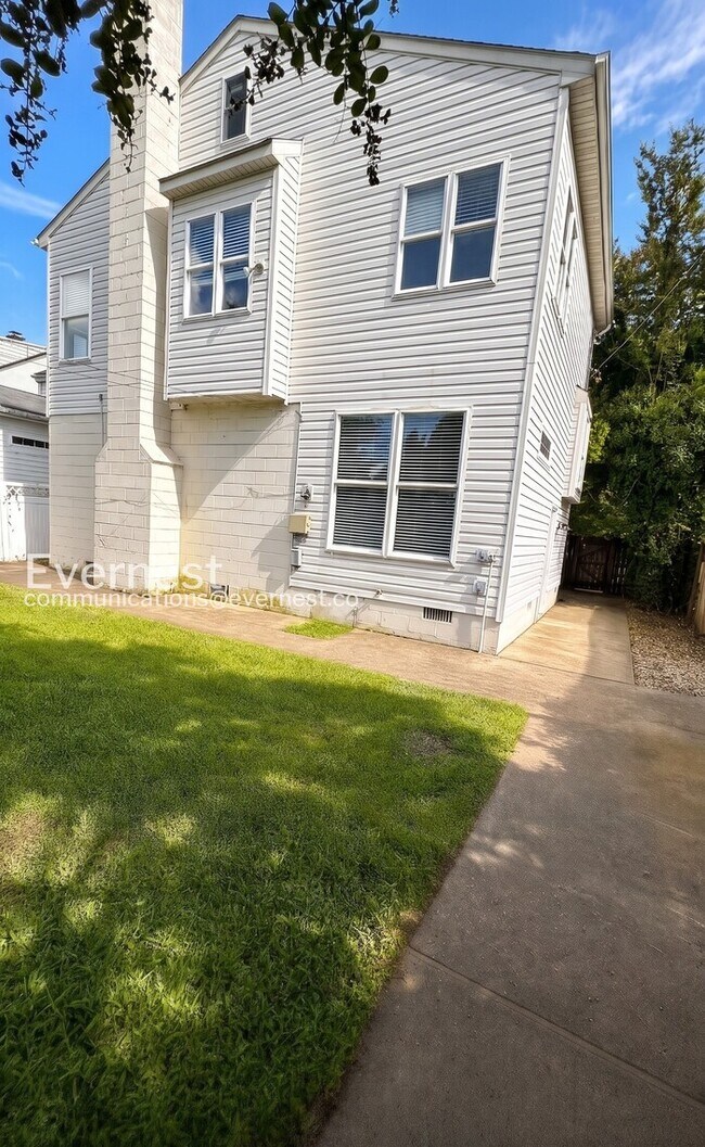 Building Photo - 4 Bed, 3 Bath Home with Fenced Yard / Pet-Friendly / Available Now!