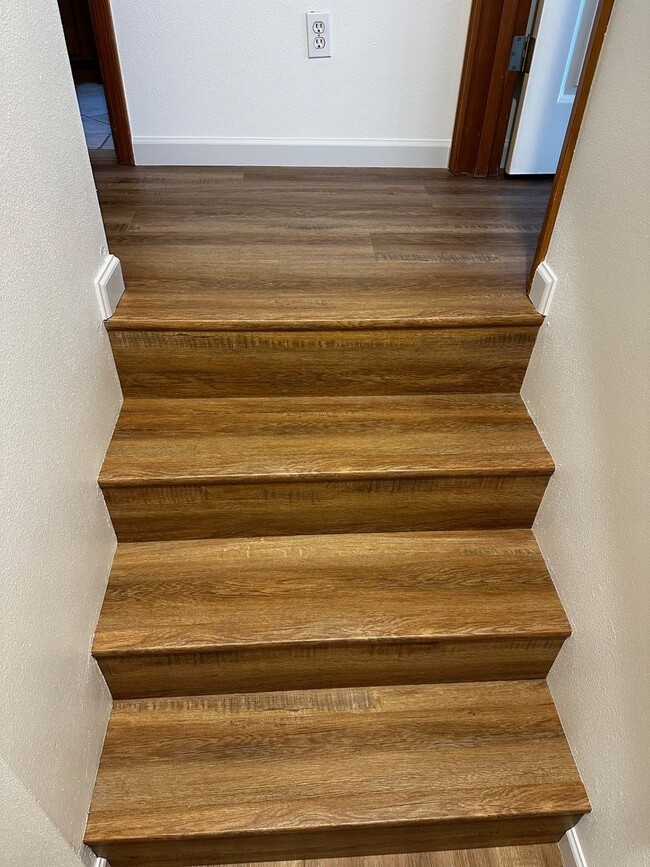 Building Photo - Appealing 2 bed / 1.5 bath townhouse in Greenwood/N Seattle with new flooring