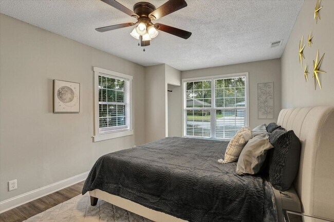 Building Photo - 4 Bedroom, 2 Bath Brick Home in Savannah