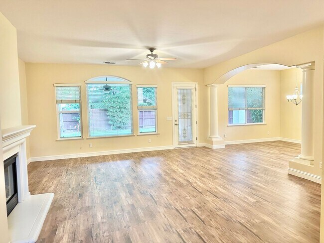 Building Photo - Stunning5 Bedroom North Fresno Granville