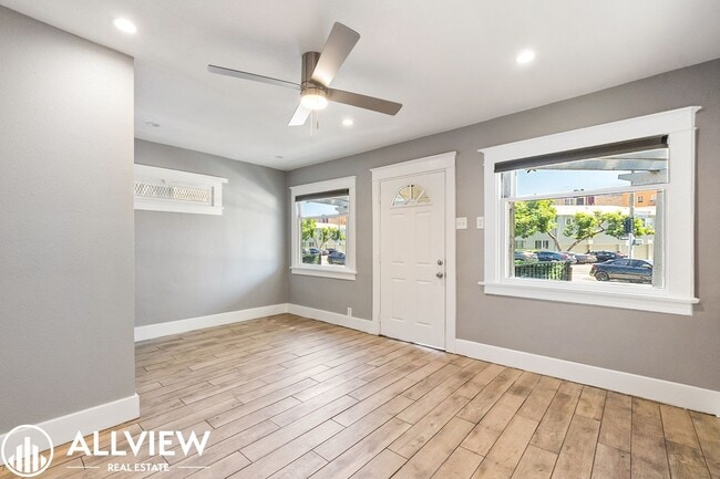 Building Photo - 307 W 7th St