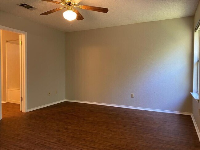 Building Photo - 1707 Timberwood Dr