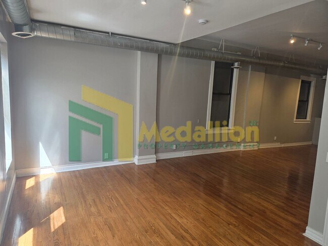 Building Photo - Spacious Studio with Hardwood Floors and Stainless Steel Appliances – Prime Milwaukee Ave Location