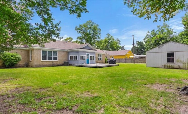 Building Photo - 1413 Augusta Ave